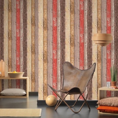 Cadeira de couro castanha com mesa e papel de parede de riscas verticais