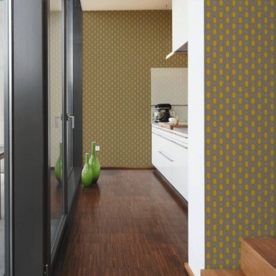 Interior com escadas de madeira e parede com papel de parede cinza com pontos amarelos