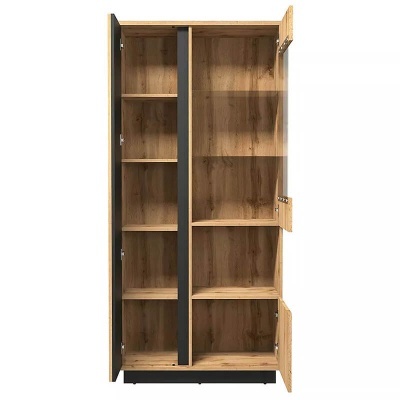 Armário de madeira com portas pretas e várias prateleiras abertas