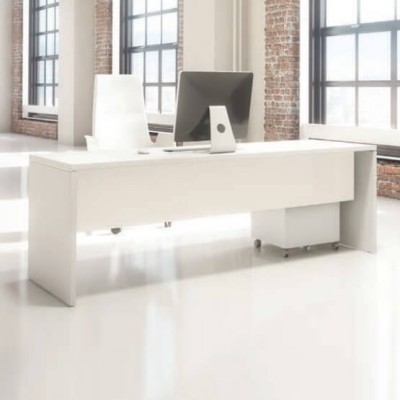 Mesa de escritório branca com computador e cadeira em sala com parede de tijolo