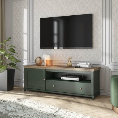 Móvel de televisão verde com tampo de madeira numa sala decorada com molduras brancas e televisão montada na parede