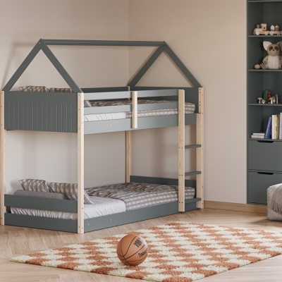 Cama dupla elevatória em madeira clara e cinzenta em quarto infantil com tapete xadrez e bola de basquete