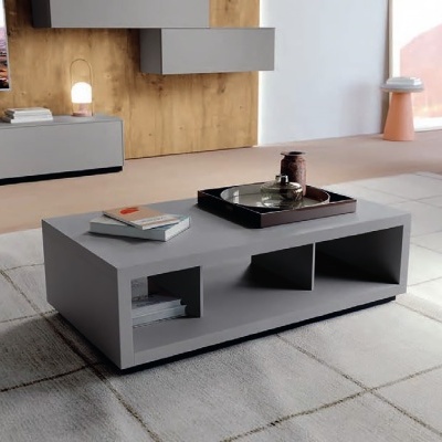 Mesa de centro cinzenta com decoração numa sala moderna