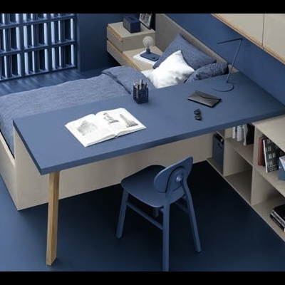 Quarto com cama, mesa e cadeira em tons de azul e branco