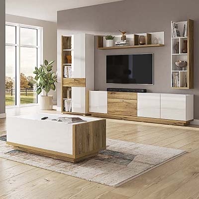 Conjunto de móveis de sala de estar em madeira clara e branco, com TV e decoração