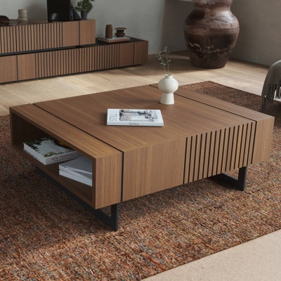 Mesa de centro quadrada em madeira com padrão listrado numa sala com móvel semelhante e tapete castanho