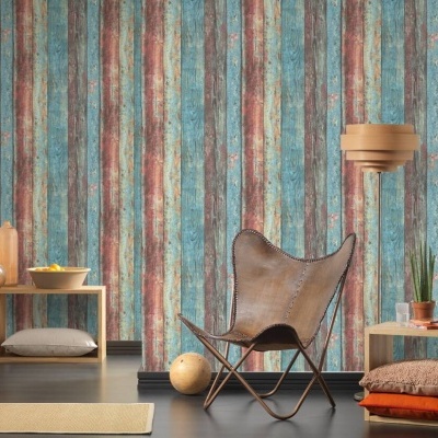 Sala com parede riscada azul, bege e castanha, cadeira de couro castanha, candeeiro de pé e prateleiras claras