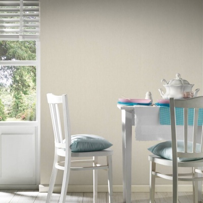 Mesa de jantar branca com cadeiras brancas, almofadas azuis, bule branco e janela iluminada