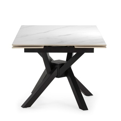 Mesa quadrada com tampo branco mármore e base preta de madeira entrelaçada
