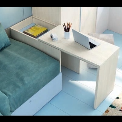 Quarto infantil com cama azul, mesa branca e tapete colorido no chão