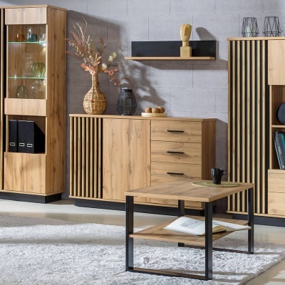 Mobiliário em madeira clara com detalhes pretos numa sala moderna