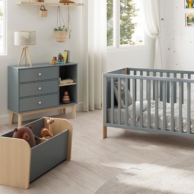 Quarto de bebé com berço cinza e móvel organizador em madeira cinza