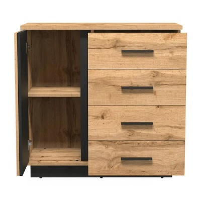 Móvel de madeira clara com uma porta aberta e quatro gavetas com puxadores escuros
