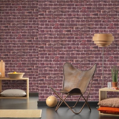 Sala com cadeira de couro, candeeiro, estantes, almofadas e parede de tijolos vermelhos