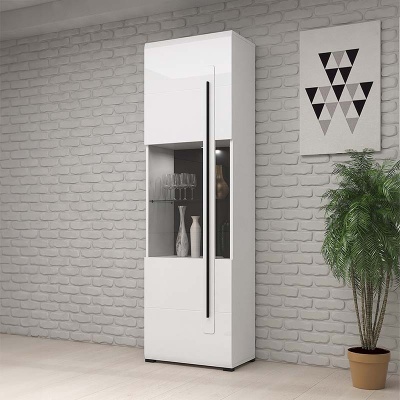 Vitrine alta branca com porta de vidro e decoração interior