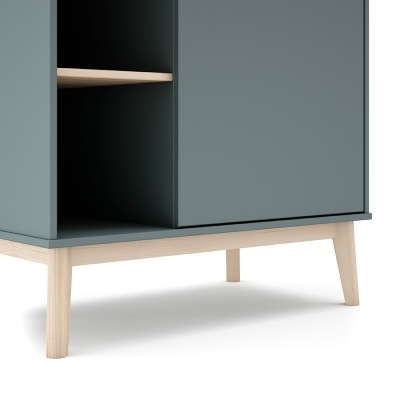 Móvel de apoio azul-acinzentado com pernas em madeira clara natural