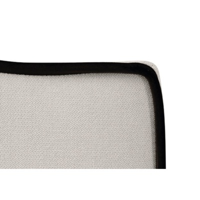 Tapete cinza claro com borda preta