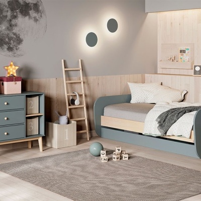 Quarto infantil com cama cinza azulado, cómoda, escada e parede com adesivo da lua.