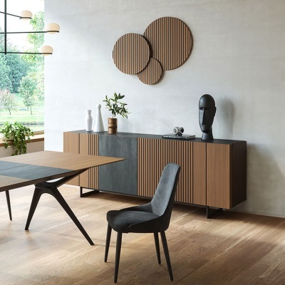 Sala de jantar com mesa de madeira, cadeira cinzenta, aparador e decoração de parede em círculos de madeira