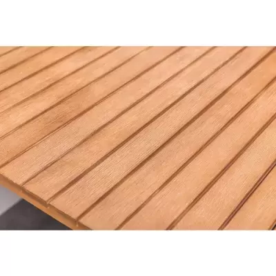 Mesa de madeira clara com ranhuras paralelas