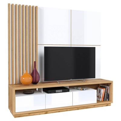 Móvel para televisão em madeira clara e branco com vasos decorativos e livros