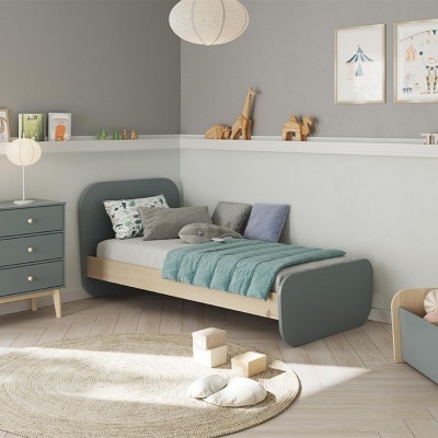 Quarto de criança com cama, cómoda, estante, tapete e quadros na parede