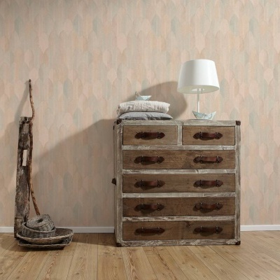 Cómoda envelhecida, almofadas, lâmpada branca e papel de parede geométrico em tons claros