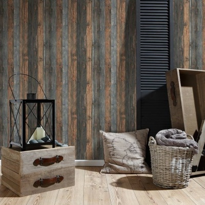 Decoração interior com parede de madeira envelhecida, chão de madeira clara e vários objetos decorativos