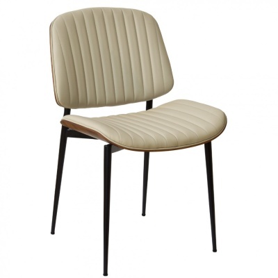 Cadeira bege com pernas metálicas pretas e design riscado vertical.