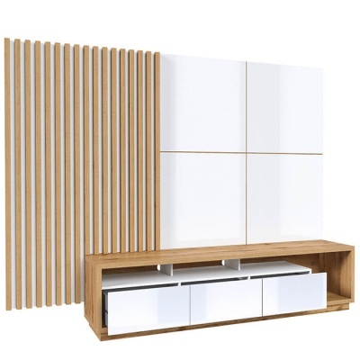 Móvel de TV em madeira clara e branco com quatro portas e painel de ripas de madeira