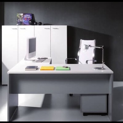 Escritório moderno com móveis brancos e computador