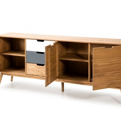 Aparador de madeira clara com portas abertas e gavetas cinza