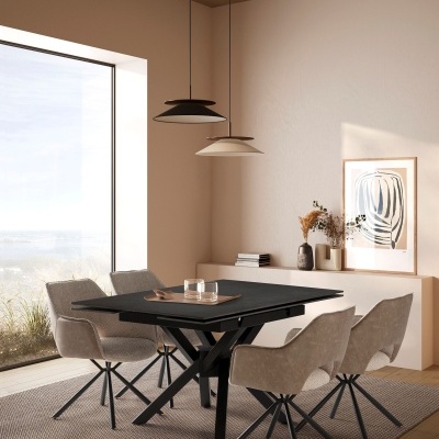 Mesa de jantar preta com cadeiras bege e lâmpadas pendentes em interior moderno