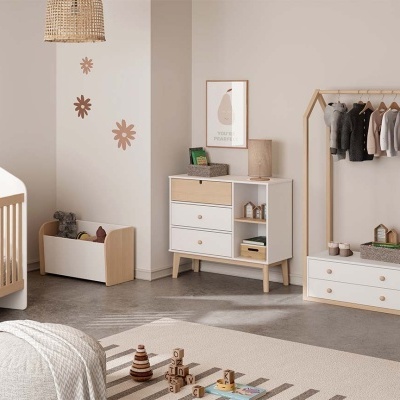 Quarto de bebé com mobília branca e madeira clara e decoração de parede com flores castanhas