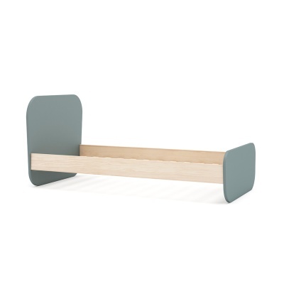 Cama infantil de madeira com cabeceira e apoio de pés cinza azulado e estrutura em madeira clara