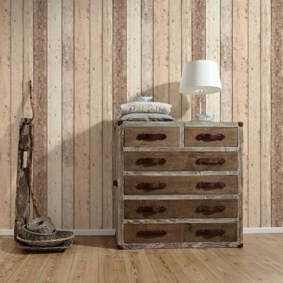 Cómoda rústica de madeira com seis gavetas e puxadores de ferro envelhecido junto a parede de tábuas claras