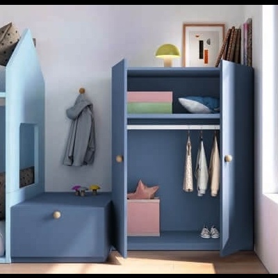 Guarda-roupa e cama azul com detalhes em madeira natural em quarto luminoso