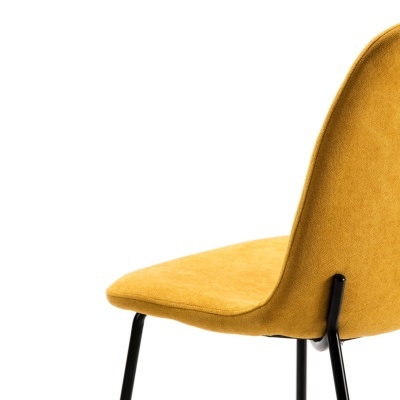 Cadeira amarela mostarda com pernas pretas em fundo branco