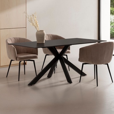 Mesa de jantar preta retangular com três cadeiras bege e vaso decorativo