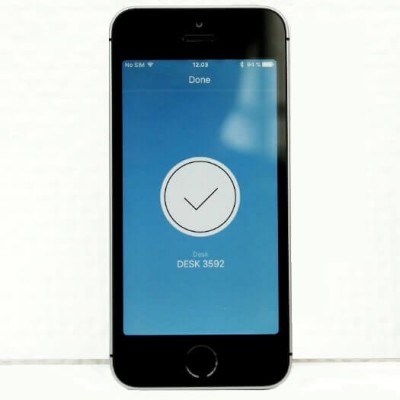 Smartphone preto com ecrã ligado a mostrar processo concluído Desk 3592