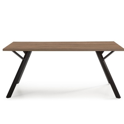 Mesa retangular de madeira com pernas pretas em 'X'