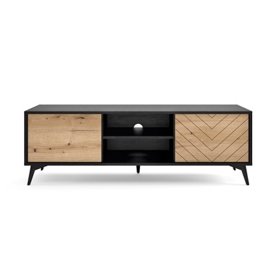 Móvel de TV preto com portas de madeira castanha clara e prateleiras centrais abertas