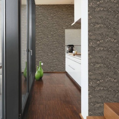 Interior de cozinha moderna com piso e escadas em madeira, parede texturizada cinza, portas de vidro e mesa externa branca