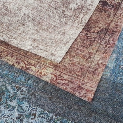 Tapetes decorativos coloridos com padrão floral e geométrico