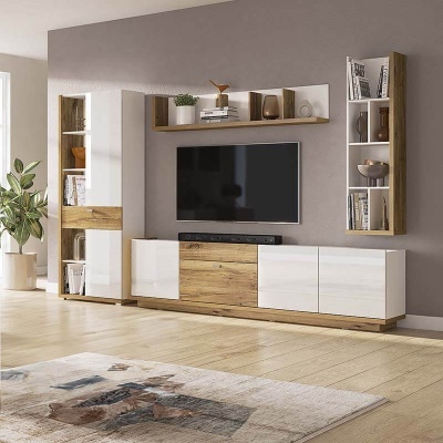 Móveis de sala modernos com madeira clara e branco, decorados com livros e plantas