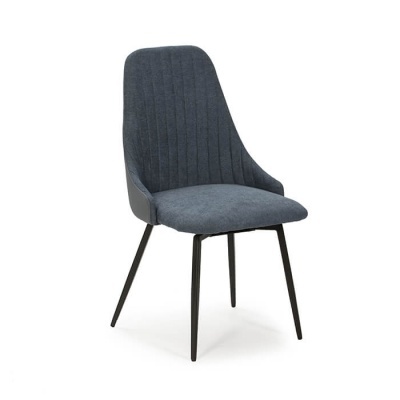 Cadeira cinza-azulada com pernas pretas finas