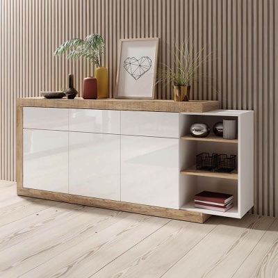 Aparador branco brilhante com estrutura em madeira natural e prateleiras abertas, decorado com vasos e plantas