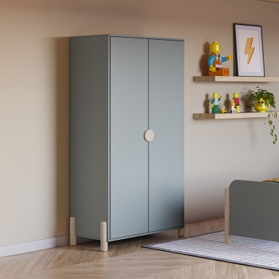 Armário cinza claro de madeira com puxador redondo em ambiente com estante e brinquedos