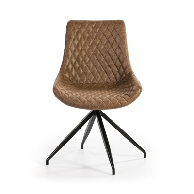 Cadeira castanha matelassê com pernas pretas em fundo branco