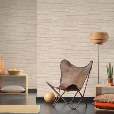 sala de estar com parede de azulejo bege, cadeira em pele castanha e mobiliário de madeira